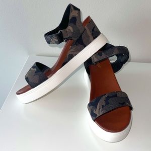 NIB Bamboo Brand Camo platform wedges size 8.5